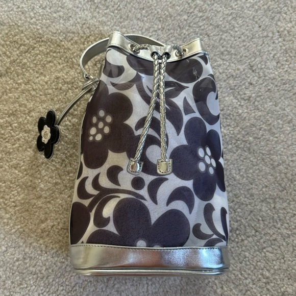 NWT Vera Bradley Mesh Drawstring Night And Day Bag Grey/White Flowers Silver - Picture 4 of 4
